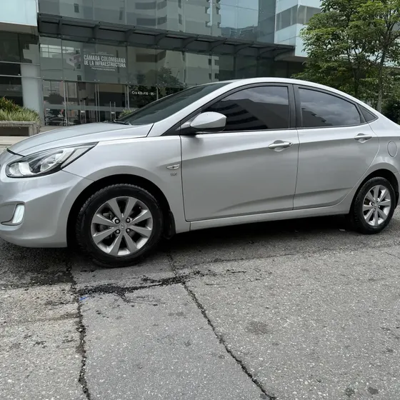 Hyundai Accent I25 2012 1.6 Mecanico Full Equipo Rin 15” Pantalla Android De 9” Luces Led Hermoso