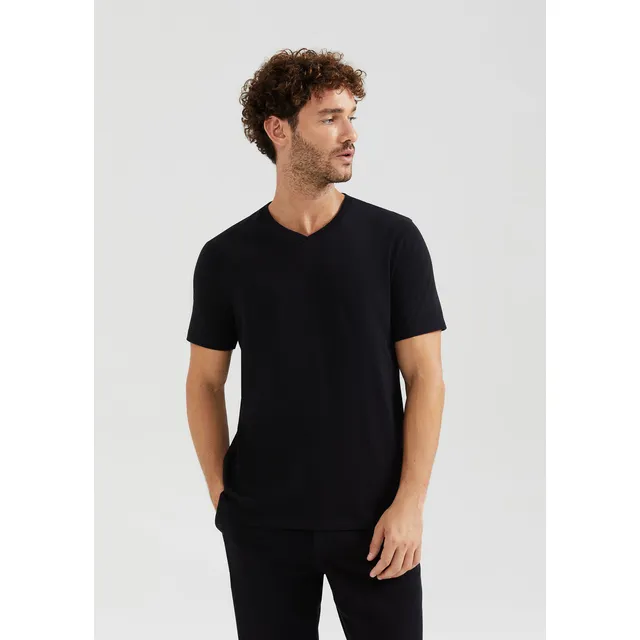 Camiseta BĂĄsica Masculina FlamĂȘ Com Decote V Hering Camiseta BĂĄsica Masculina FlamĂȘ Com Decote V Hering