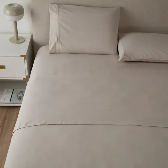 Sabana 1800 Hotel Ultra Suave + Funda Bordada - 2 Plazas - Beige | Cuotas sin interés