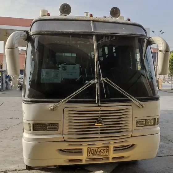 Es Una Buseta De 28 Pasajeros Marca Agrale En Buen Estado