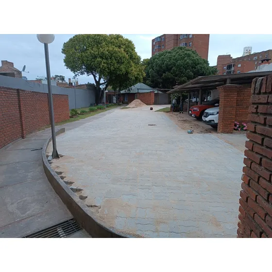 Colocación De Adoquines De Hormigón , Entrada , Galpon Callé