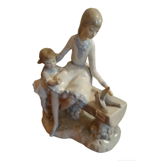 Figura De Porcelana Nao Dos Hermanas Crema