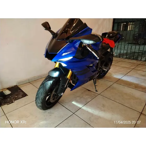 Motocicleta Azul Deportiva.