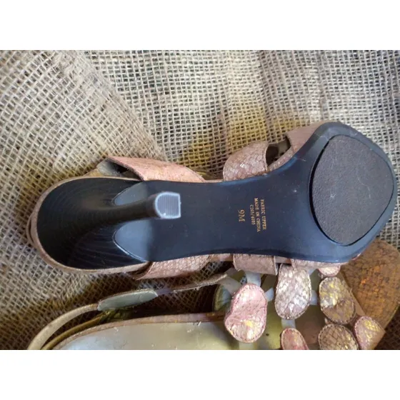 Sandalias Dama. Material De Piel Que Asemeja Al Nácar. Usado
