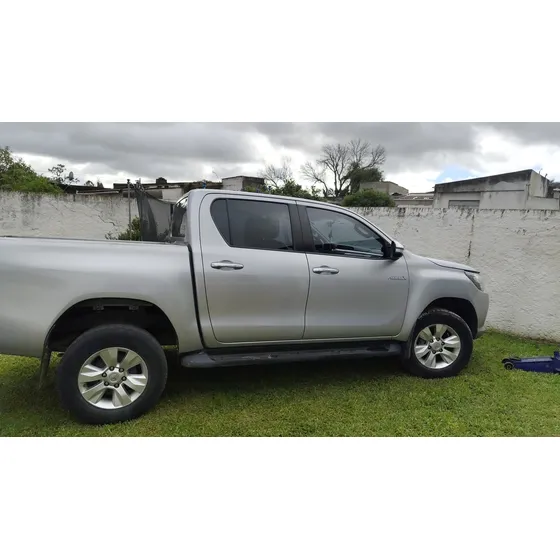 Toyota Hilux 2.7 Cd Srv Vvti 4x2 Cuero - B4