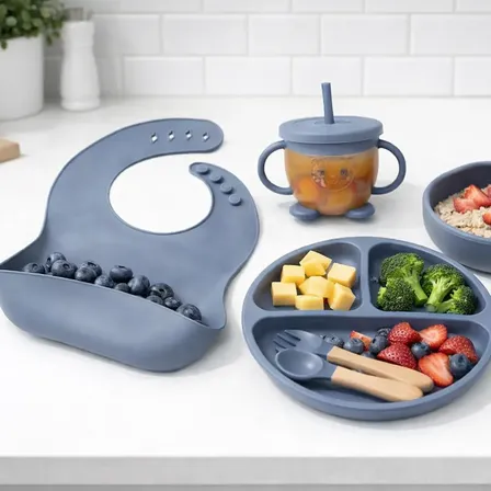 Kit Refeição Bebê Prato Copo Talher Babador Ventosa Silicone Azul-escuro