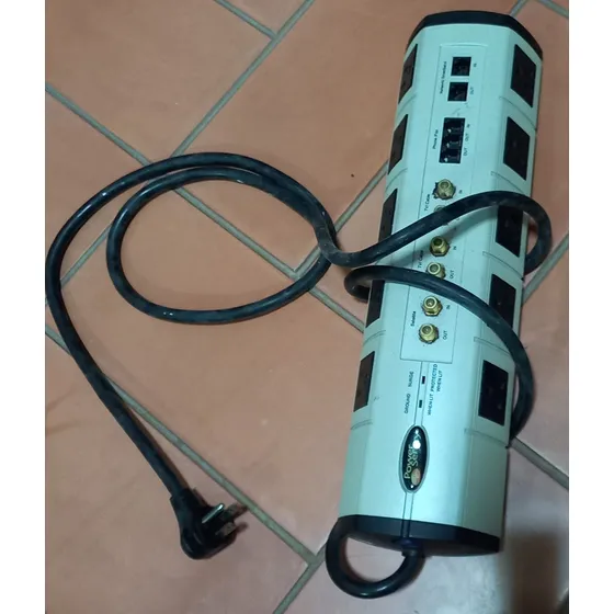 Protector Contra Sobretensiones Para Diversos Equipos. Usada