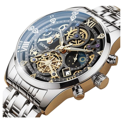 Reloj de pulsera Skmei 7039 de cuerpo color plateado, analógico, para hombre, fondo negro color plateado, agujas color blanco y dorado, dial dorado, bisel color plateado y mariposa