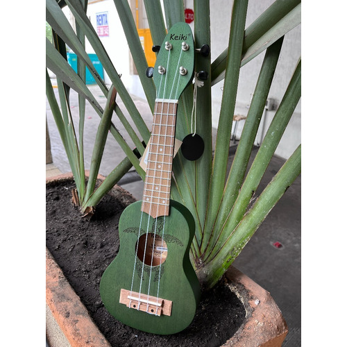 Ukulele Sopranino Acustico Keiki Ortega Guitars Y Plumillas Color Verde