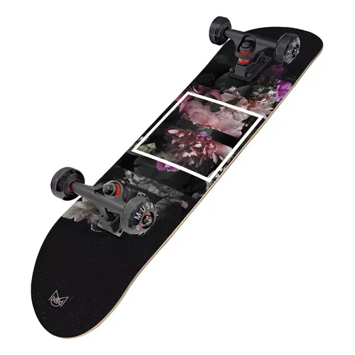 Skate profissional Musa Flores com rodas de bordo canadense de 7