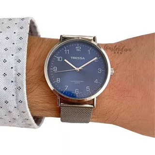 Reloj Tressa Unisex Modelo Melvin Malla Tejida Malla Plateado Fondo Azul