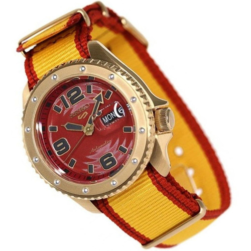 Reloj Seiko 5 Sports Edcn Lmtd Srpf24 Street Fighter Zangief Color de la malla Roja y amarillo Color del bisel Dorado Color del fondo Rojo