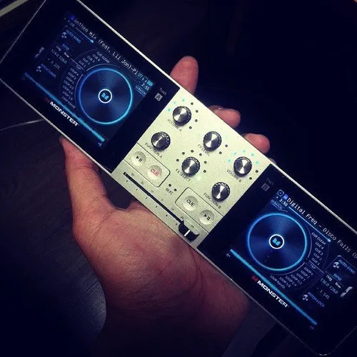 Controlador de DJ Monster GODJ MIXER PTBL preto/prata Controlador de DJ Monster GODJ MIXER PTBL preto/prata