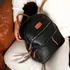 Mochila 3 Bosillos Al Frente Correas A Tono Dama Lincolns Color Negro Con Caramelo