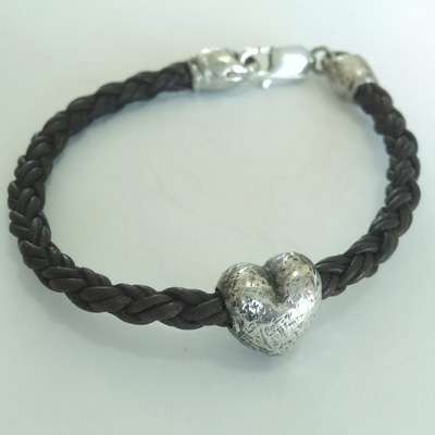 Pulsera De Cuero Con Cuenta De Corazón De Plata Sólida .925