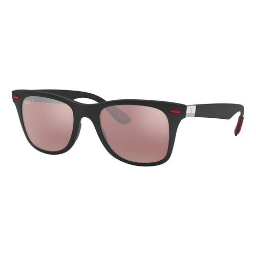 Anteojos de sol polarizados Ray-Ban Wayfarer Scuderia Ferrari Collection Standard con marco de liteforce color matte black, lente silver espejada/chromance, varilla matte black/red de liteforce - RB4195M