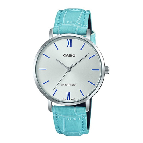 Reloj de pulsera Casio Dress LTP-VT01 de cuerpo color plateado, analógico, para mujer, fondo plateado, con correa de cuero color celeste, agujas color plateado, dial azul, bisel color plateado y hebilla simple