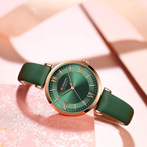 Reloj de pulsera Curren 9079 de cuerpo color rosê, analógico-digital, para mujer, con correa de cuero color verde y hebilla enchufe