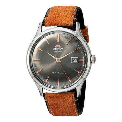 Reloj pulsera Orient Bambino FAC0800 de cuerpo color plateado, analógico, para hombre, fondo gris, con correa de cuero nobuk color marrón, agujas color rosa, dial plateado, minutero/segundero gris, bisel color plateado y hebilla simple