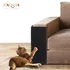 Par de protectores de sofá de color beige y rascador para gatos