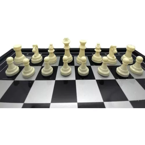 Jogo de Tabuleiro - Xadrez com Estojo - 32 Peças - Madeira - Pentagol -  Marrom