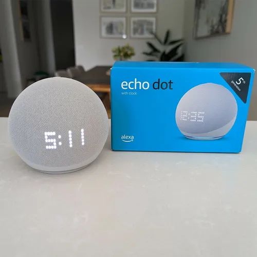 Echo Dot 5th Gen with clock com assistente virtual Alexa