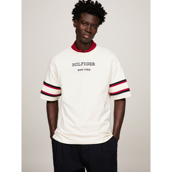 Playera Blanca Con Rayas En Mangas De Hombre Tommy Hilfiger