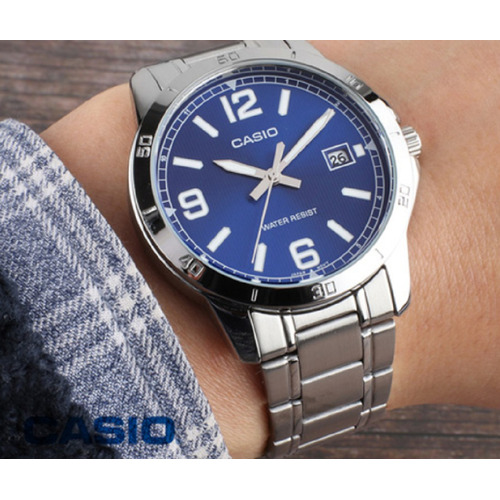 Reloj pulsera Casio Enticer MTP-V004 de cuerpo color plateado, analógico, para hombre, fondo azul, con correa de acero inoxidable color plateado, agujas color plateado y blanco, dial plateado, minutero/segundero plateado, bisel color plateado y desplegable