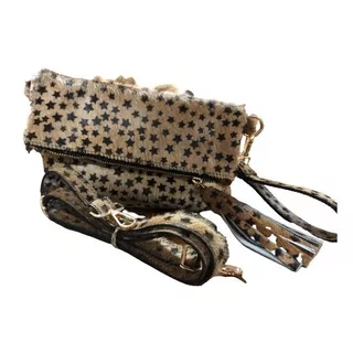 Clutch  En Cuero Con Pelo Estampado En Estrellas