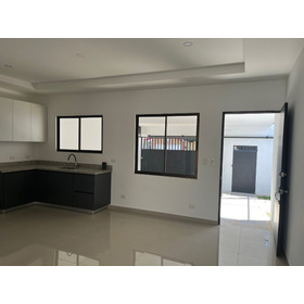 Se Vende Casa Nueva En San Jose De Alajuela, De 1 Piso, Con Patio Y Jardín