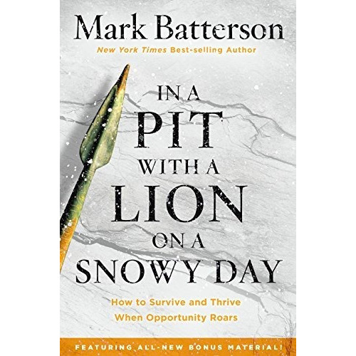 In A Pit With A Lion On A Snowy Day How To Survive And Thri, de Batterson, Mark. Editorial Multnomah, tapa blanda en inglés, 2016