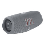 Parlante JBL Charge 5 JBLCHARGE5 portátil con bluetooth waterproof grey 110V/220V 