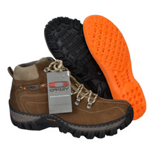 Bota Oakley Adventure  Couro