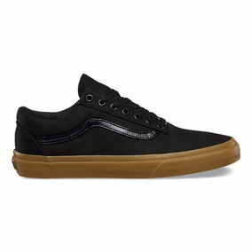 vans negras con cafe