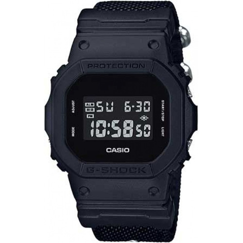 Reloj pulsera Casio G-Shock DW5600 de cuerpo color negro mate, digital, fondo negro, con correa de tela color negro mate, dial gris, minutero/segundero gris, bisel color negro mate, luz azul verde y hebilla simple