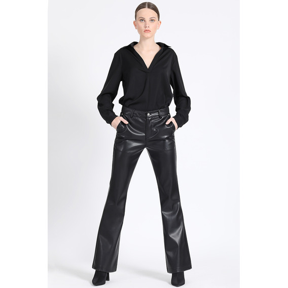 Pantalon Flare Tiro Medio, Efecto Cuero, Negro Liola