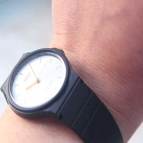 Reloj pulsera Casio MQ-24 con correa de resina color negro - fondo blanco
