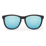 Gafas de sol Hawkers One One size, diseño Polarized Carbono Blue Chrome con marco de nailon tr90 color negro mate/gris, lente azul de plástico espejada, varilla negra mate/gris de nailon tr90