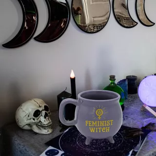 Taza Caldero Bruja Feminista Morado