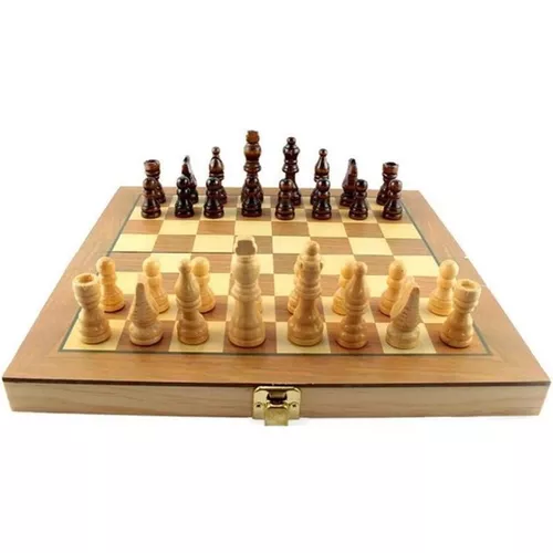 Jogo de xadrez. o cara se move. xeque-mate. peças de xadrez em madeira. jogo  de estratégia