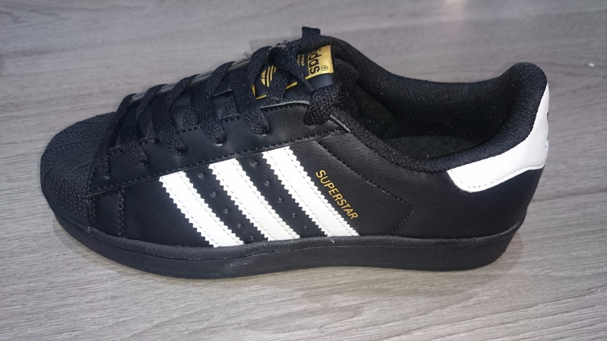 Venta > adidas superstar negras y blancas > en stock