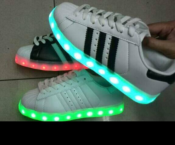 superstar adidas que alumbran