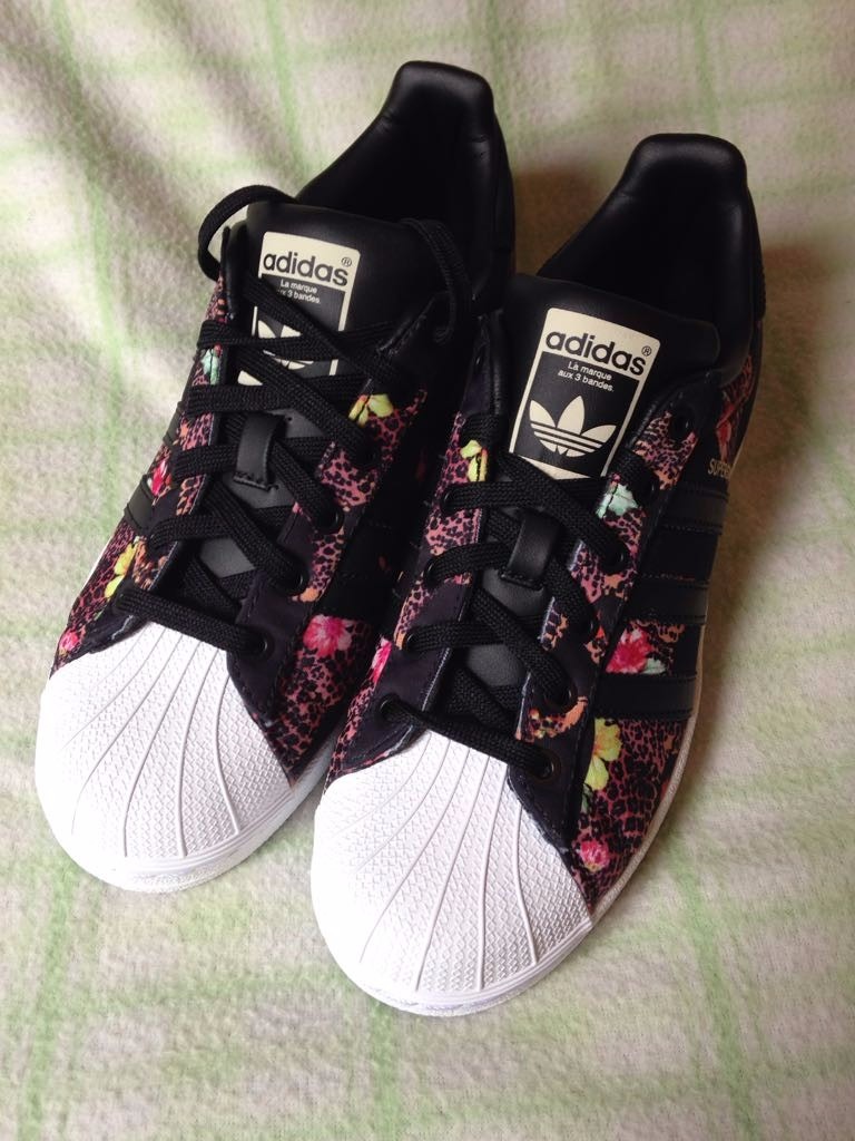 adidas superstar floreadas