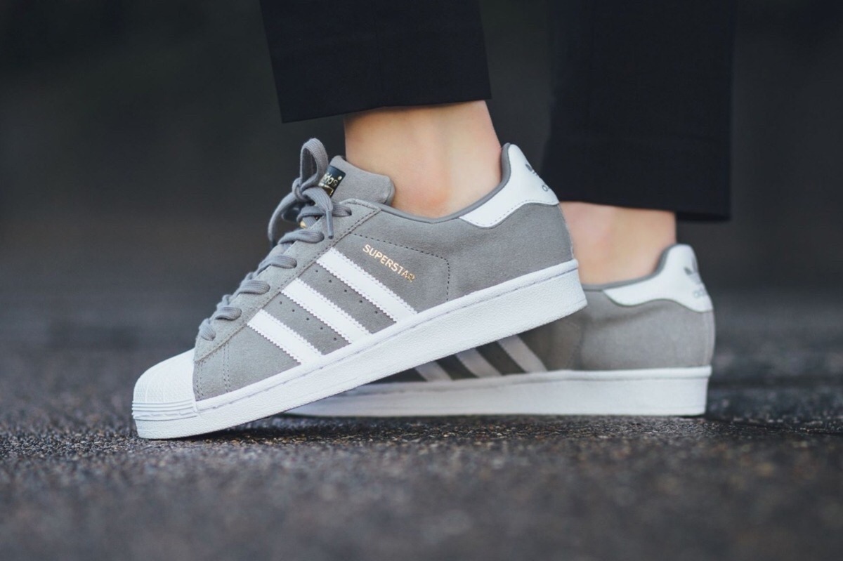 adidas superstar gris gamuza