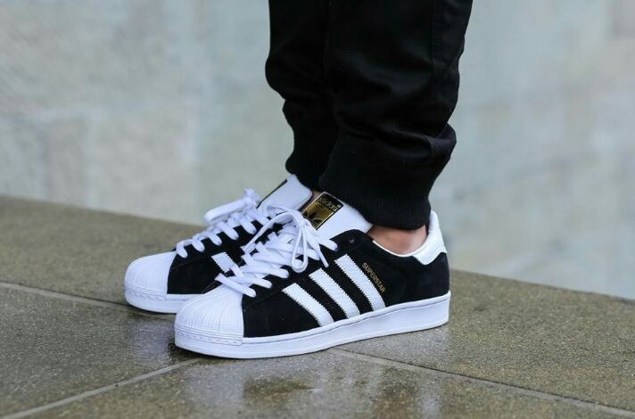 adidas negras punta blanca