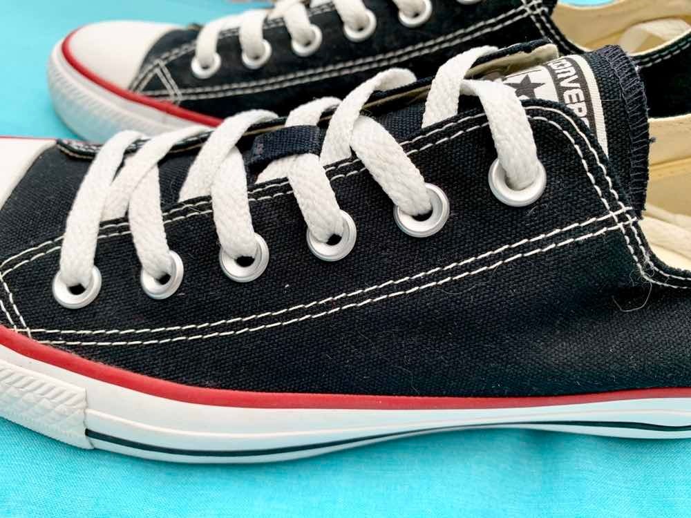 converse negras linea roja