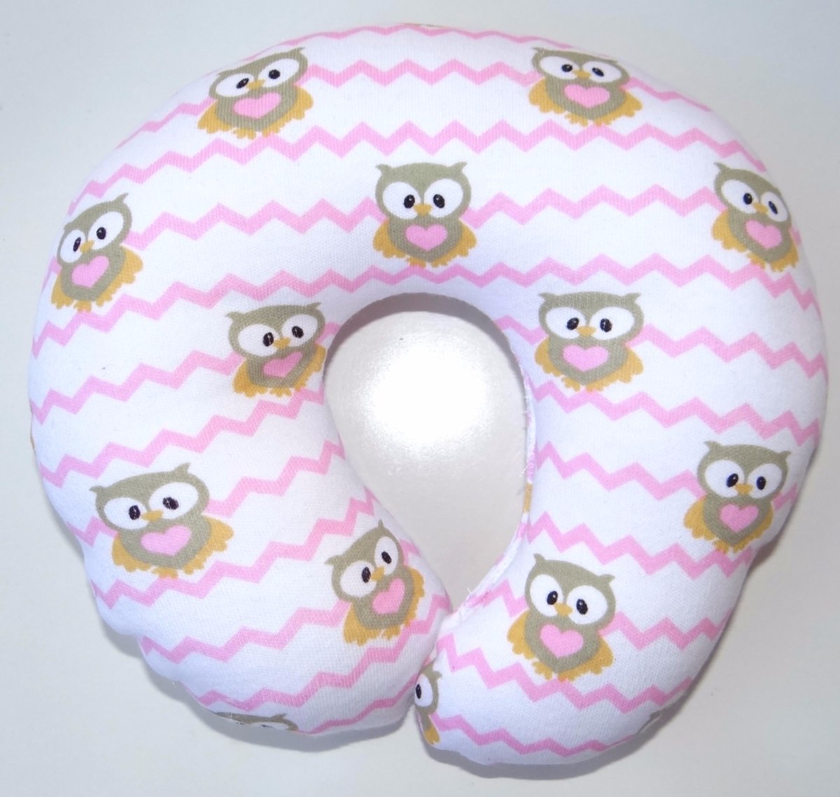 All Listings Producto de alta calidad. Bonita almohada para bebé con el centro cóncavo para prevenir el síndrome de la cabeza plana. Suave y agradable para la piel del bebé, y acolchada un para mayor confort.