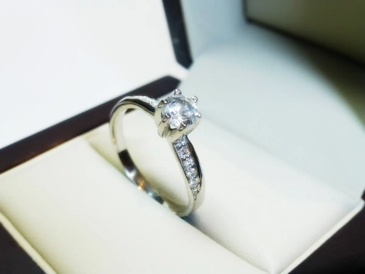 milla nautica A veces sitio VERMIJJOYEROS | Anillo Compromiso Oro 18k Swarovski Y Diamantes Laterales - $ 10,335.86 milla nautica A veces sitio VERMIJJOYEROS | Anillo Compromiso Oro 18k Swarovski Y Diamantes Laterales - $ 10,335.86