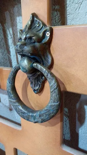 Antiga aldrava em bronze cabeça de leão.