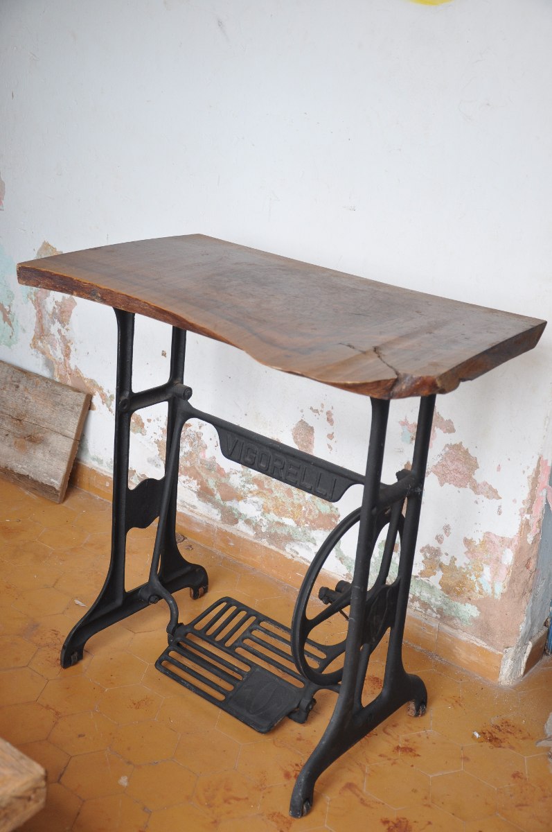 Aparador Com Tampo De Jacarandá E Pé De Maquina De Costura Aparador Turquesa ~ Aparador Com Tampo De Jacarandá E Pé De Maquina De Costura